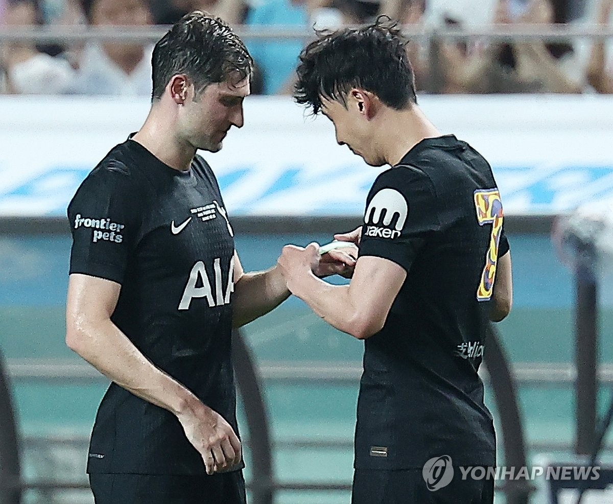 손흥민 우산 논란, ‘사진 한 장’이 한국 성별 갈등 촉발한 이유