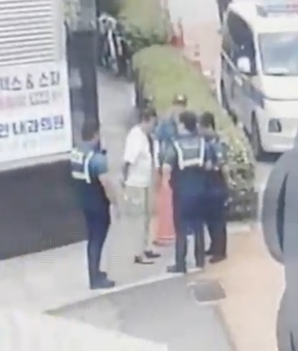 길거리 담배꽁초 버리다 덜미…177억 코인 사기범 검거