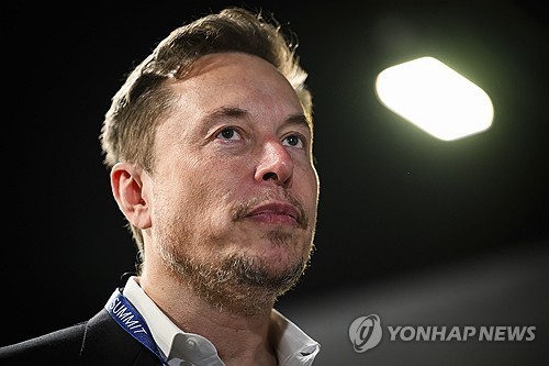 머스크 “애플, 앱스토어서 그록 부당하게 대우…소송 낼 것”