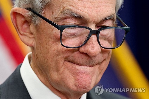 밖에선 트럼프 폭격·연준선 내부반란…파월, 사면초가 속 연설