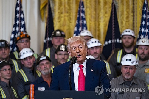 트럼프, 관세·협박으로 타국에 ‘기후변화 대응 축소’ 압박