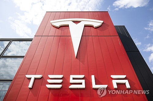 테슬라, 日서 AI 활용 첫 자율주행 시작…”안전성 담보 과제”
