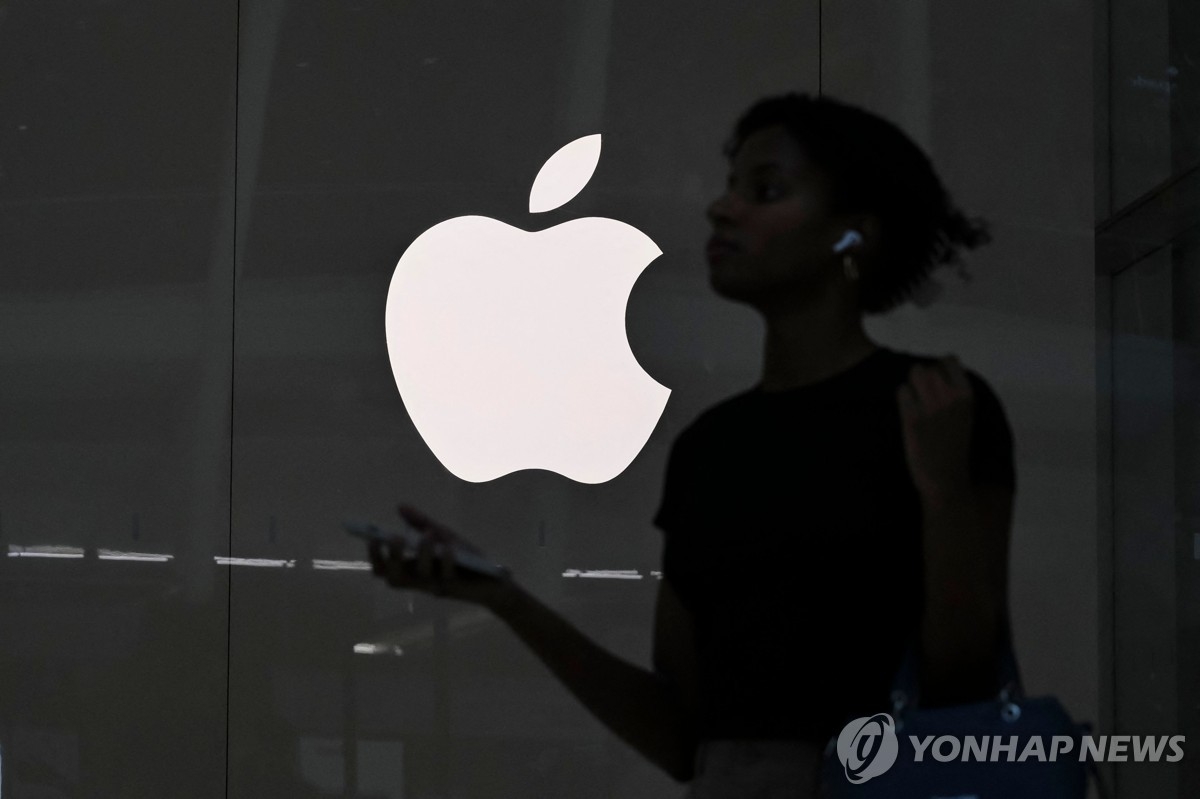 애플워치 ‘혈중 산소’ 부활…특허 우회한 새 기술로 美 재진입