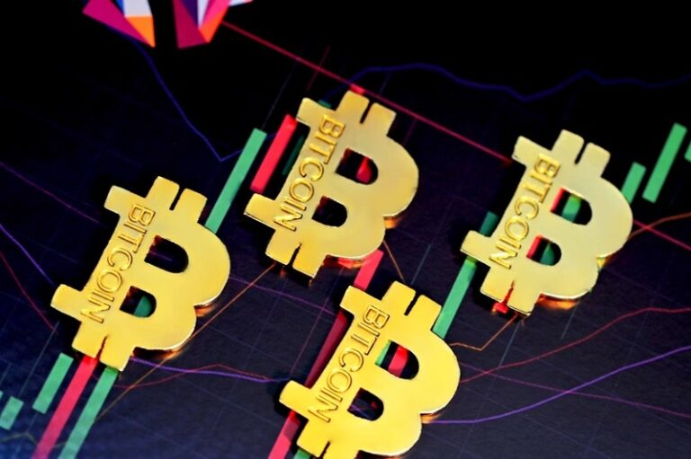 비트코인 제자리, 월드코인만 12% 폭등…알트 시즌 신호일까