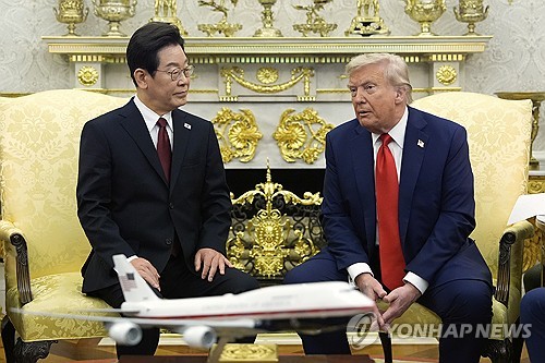 美, 구금자 귀국날 ‘관세카드’로 韓 압박…한미관계 산넘어산