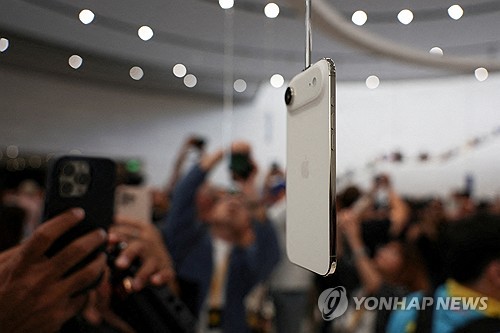 트럼프관세에도 아이폰 가격 동결…”경쟁사에 우위 유지 전략”