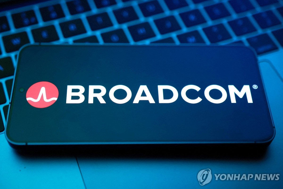 브로드컴, AI 수요에 ‘깜짝 실적’…엔비디아 대항마 될까