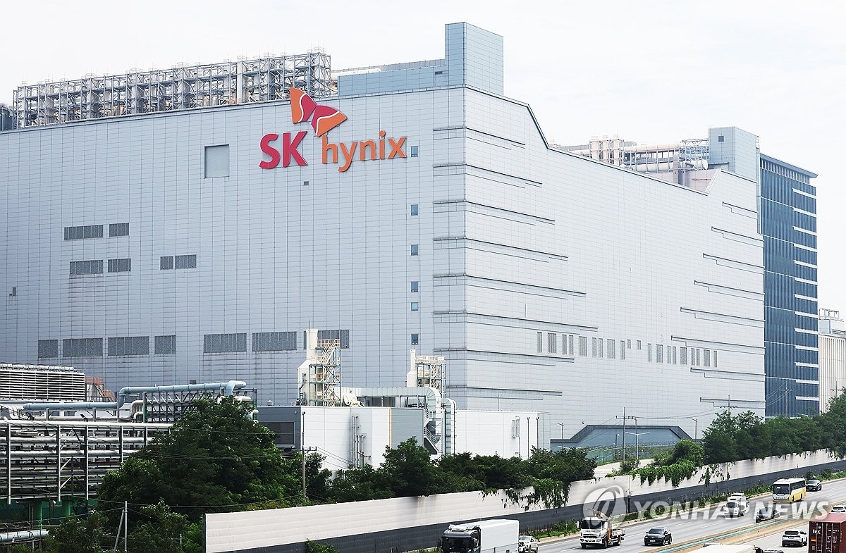 SK하이닉스, 목표주가 45만 원으로 상향…AI 수요 덕에 실적 고공행진 기대