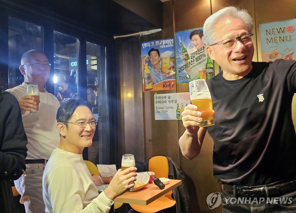 엔비디아 CEO 치맥 회동에 ‘치킨·맥주주’ 급등락… 테마주 광풍 재현