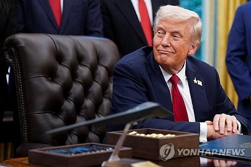 “트럼프, 1일부터 부과하겠다던 의약품 ‘100% 관세’ 연기”
