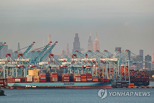 WTO, 내년 세계 무역성장률 0.5%로 하향…트럼프 관세전쟁 여파