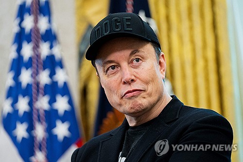 美우파 “넷플 ‘7세이상’ 만화에 트랜스젠더”…머스크 “구독해지”