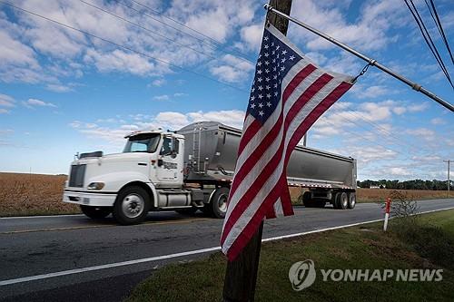 美, 중·대형 트럭에 25% 관세부과 개시…한국산 트랙터 등 영향
