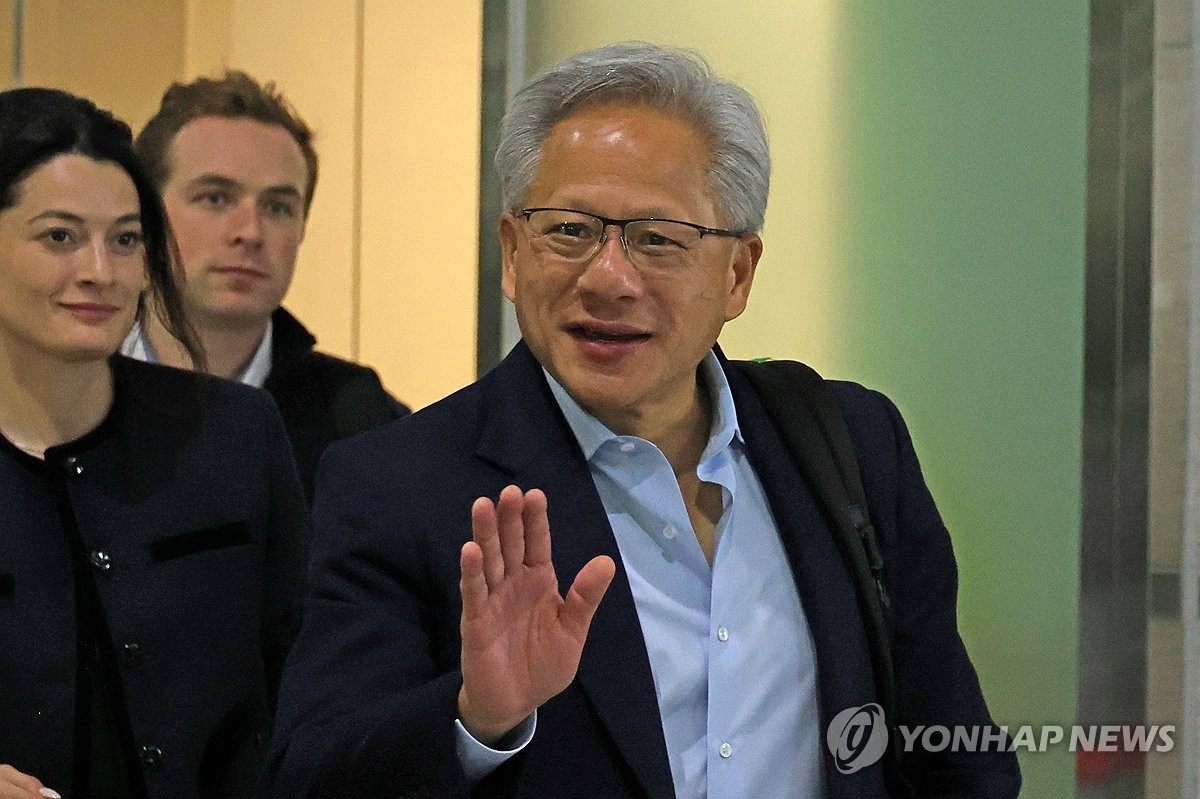 컵라면 먹고 떠난 AI 황제…젠슨 황, 15년 만의 방한 마무리