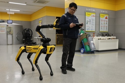 로봇이 일자리를 바꿨다…청년 고용↑·중장년 고용↓·대학 진학률도 하락