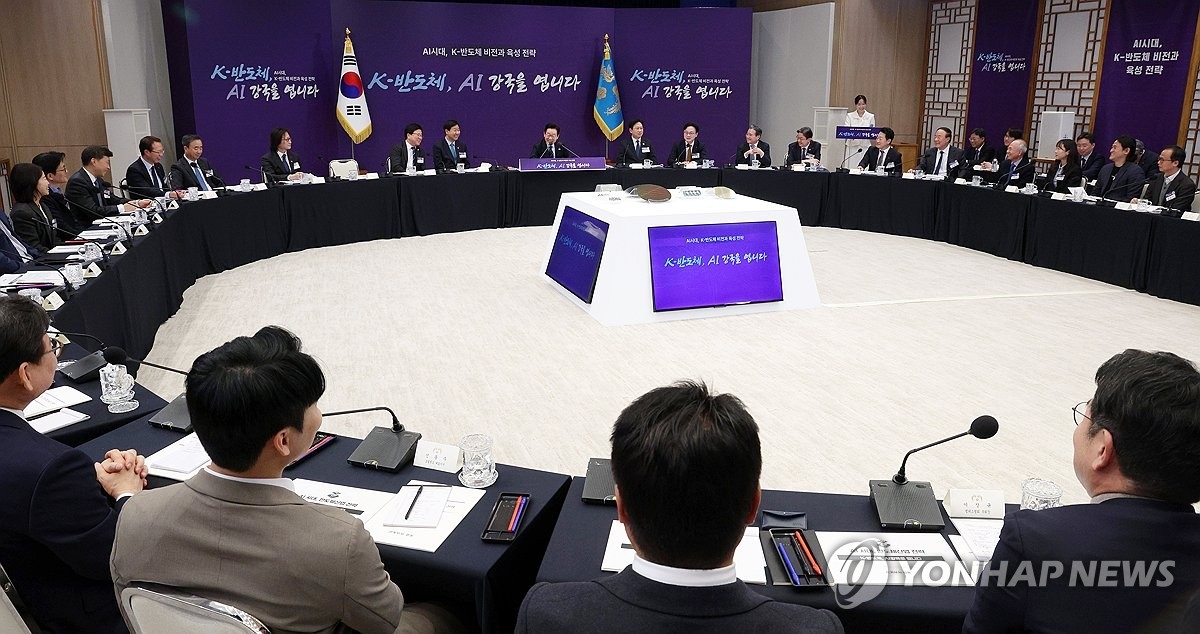 AI 전쟁 속 ‘반도체 2강’ 꿈꾸는 한국…정부 전략에 업계 ‘화답’