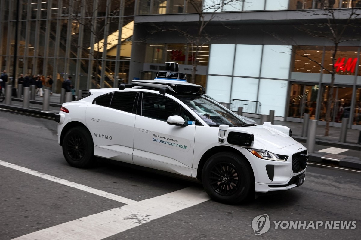 웨이모, ‘도로 위 모범생’서 ‘위험한 운전자’로… 고양이 사고까지 논란 확산