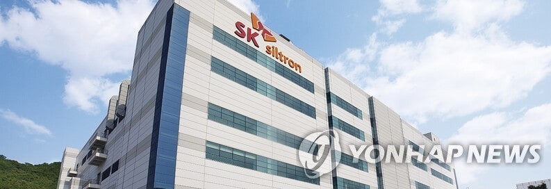 SK실트론, 두산 인수에 신용등급 ‘하향검토’…지원 사라지나