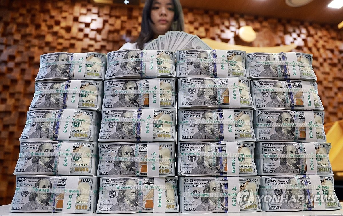 외환보유액 26억 달러 감소…정부 ‘환율 안정’ 위해 달러 투입