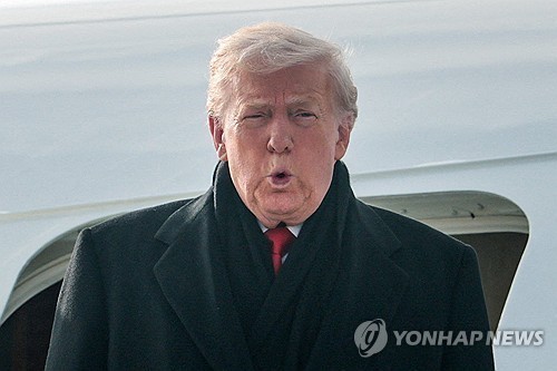 트럼프 “캐나다, 中과 협정체결시 100% 관세…中의 장악 불가”(종합)