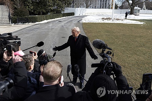 트럼프, 韓 관세인상 질문에 “한국과 함께 해결책 마련할 것”