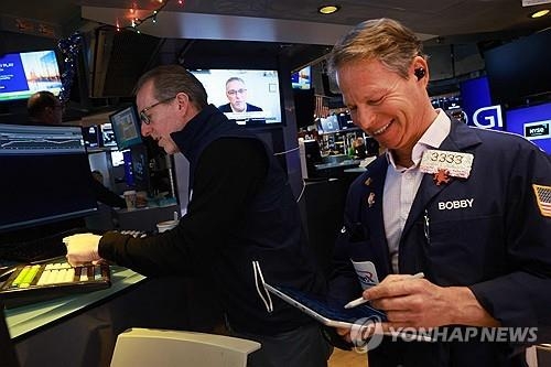 다우지수, 사상 첫 49,000 돌파…AI 투자 기대감이 증시 몰아쳤다