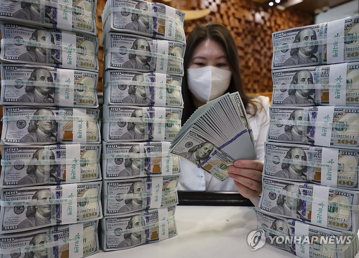 기업 예금 감소로 국내 외화예금 감소, 개인 달러 예금은 증가