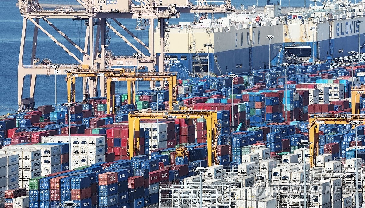 반도체 생산 감소, 산업 전반에 영향… 소비는 두 달째 증가