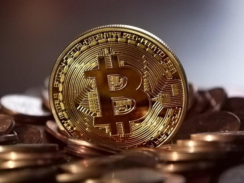 Wall Street Titans Clash Over Bitcoin: Surge to $250,000 vs. Plunge to $50,000