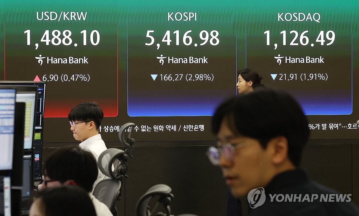 국제 유가 급등에 코스피 2%대 하락, 금융시장 충격 지속