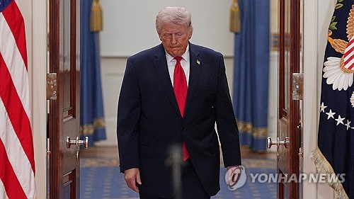 지지율 비상 트럼프 물갈이 나서나…’관세 선봉’ 러트닉도 거론