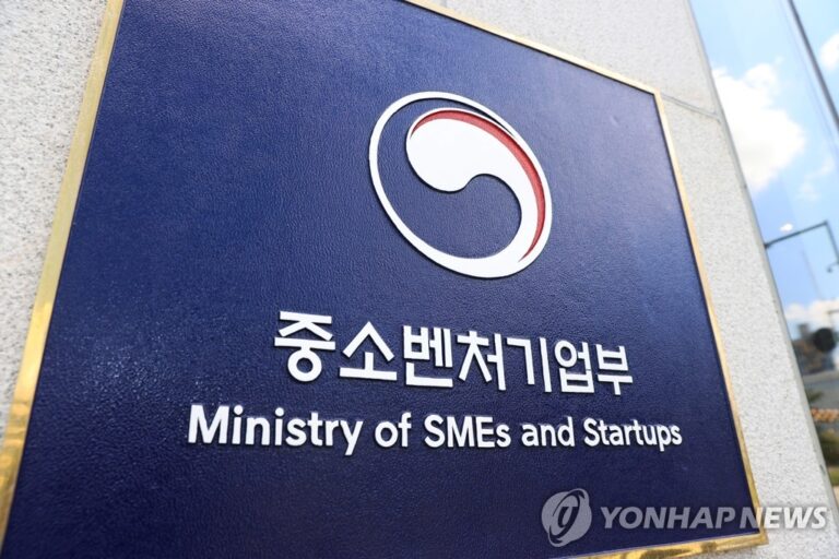 정부, 소상공인 재기 지원과 부실채권 2조2천억 정리 계획 발표