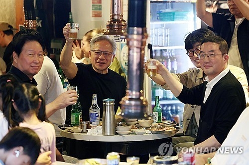 젠슨 황 엔비디아 CEO, 한국 산업계와 AI 반도체 협력 강화